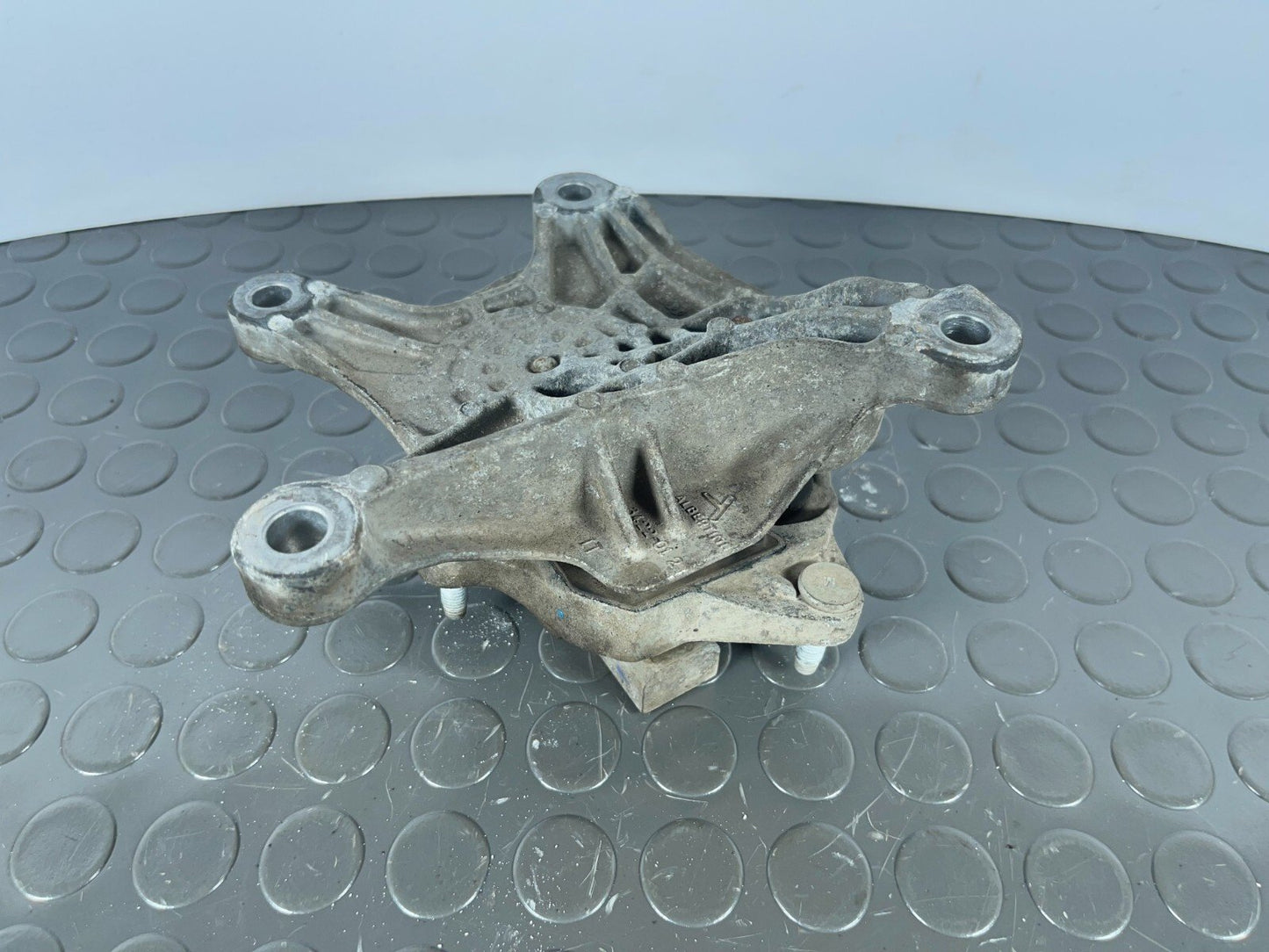 16-19 AUDI A4 B9 SALOON GENUINE 1.4 TFSI ENGINE MOUNT BRACKET 8W0399118B