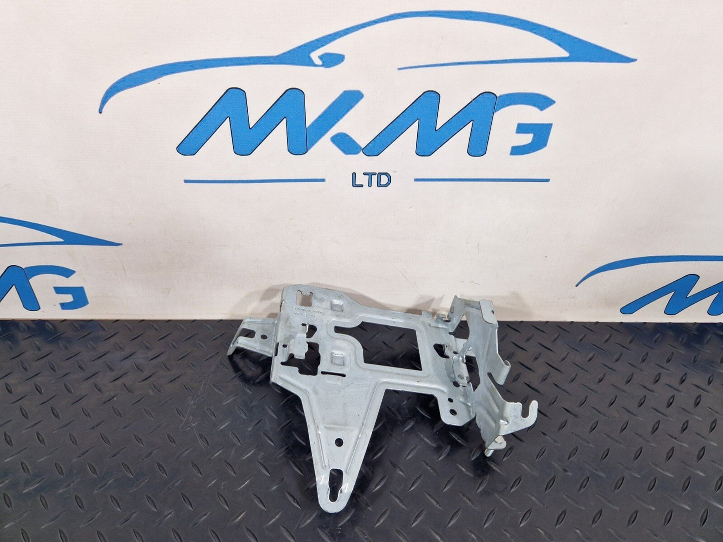 14-21 MERCEDES BENZ C300h W205 FUSE BOX RELAY HOLDER BRACKET A2055451740
