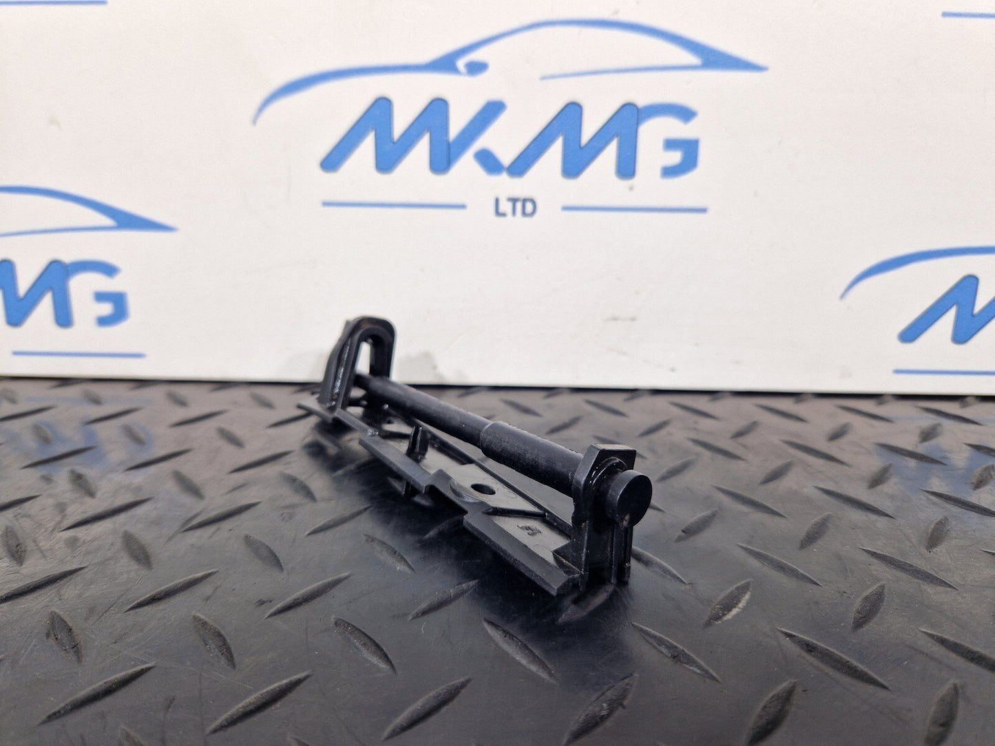16-19 AUDI A4 B9 GENUINE RIGHT DRIVER SIDE REAR BUMPER BRACKET GUIDE 8W5807890