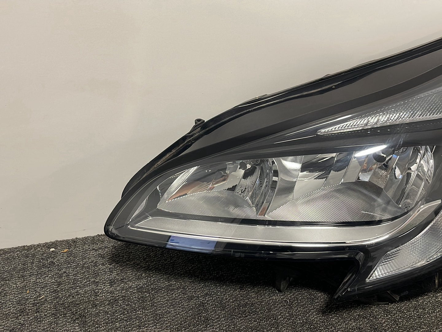 Vauxhall Corsa MK4 (E) (4500) Hatchback Genuine Front Left Headlight 13381345