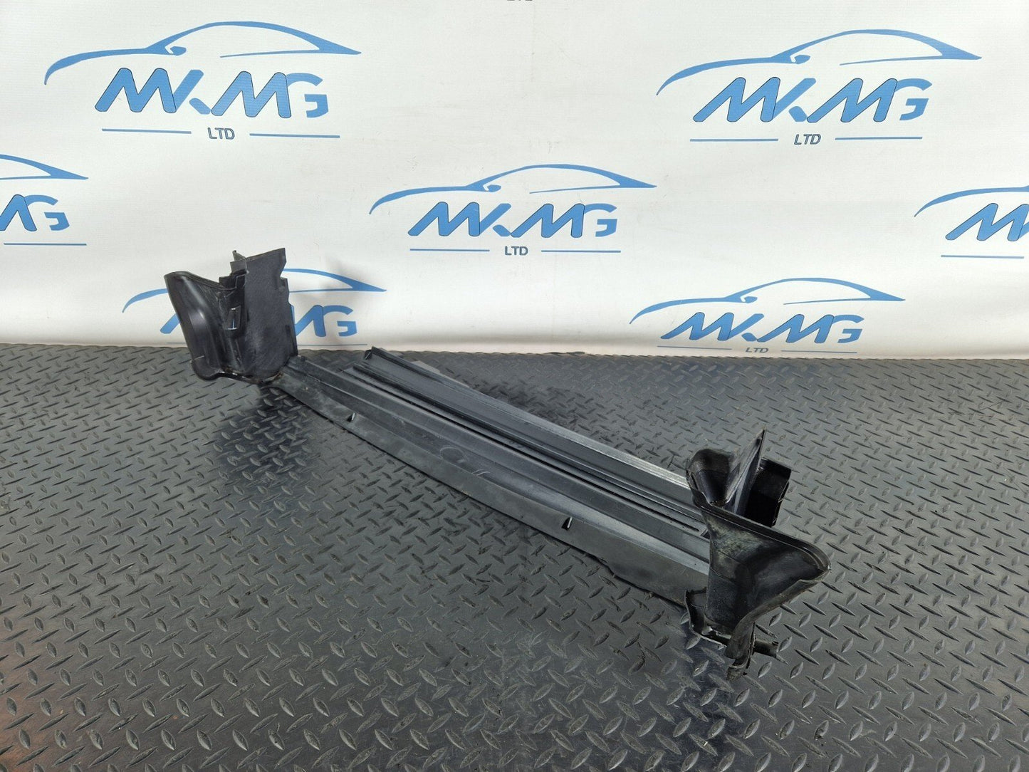 14-21 MERCEDES BENZ W205 GENUINE RADIATOR AID GUIDE TRIM PANEL A2055050330