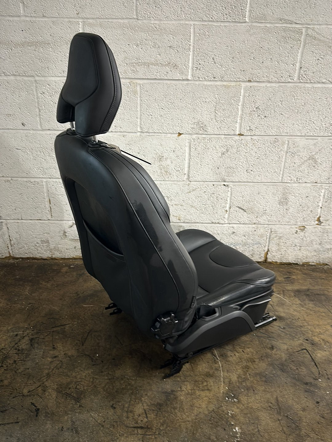 Volvo V40 MK3 (525) Hatchback Genuine Front Right O/S Driver Seat
