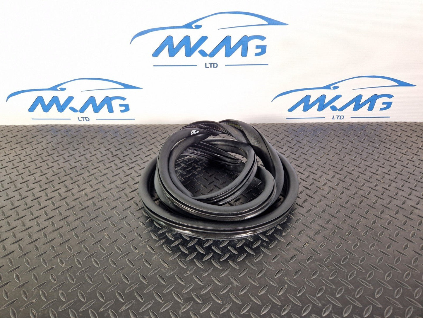 14-21 MERCEDES BENZ C220d W205 FRONT DOOR LEFT SIDE RUBBER SEAL A2056970051