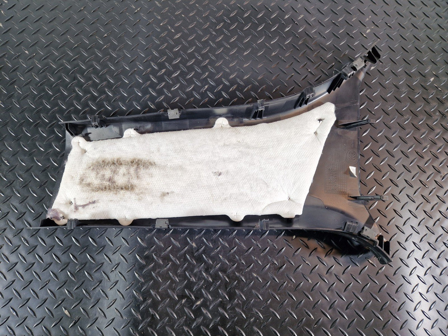 11-19 MERCEDES BENZ ML W166 GENUINE RIGHT LOWER B PILLAR TRIM A1666902625