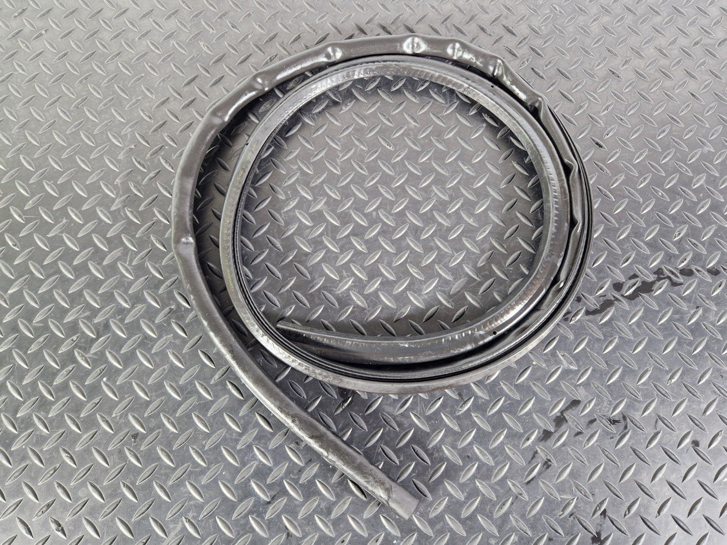 10-15 AUDI Q7 4L GENUINE OEM ENGINE HOOD BONNET RUBBER SEAL 4L0823731