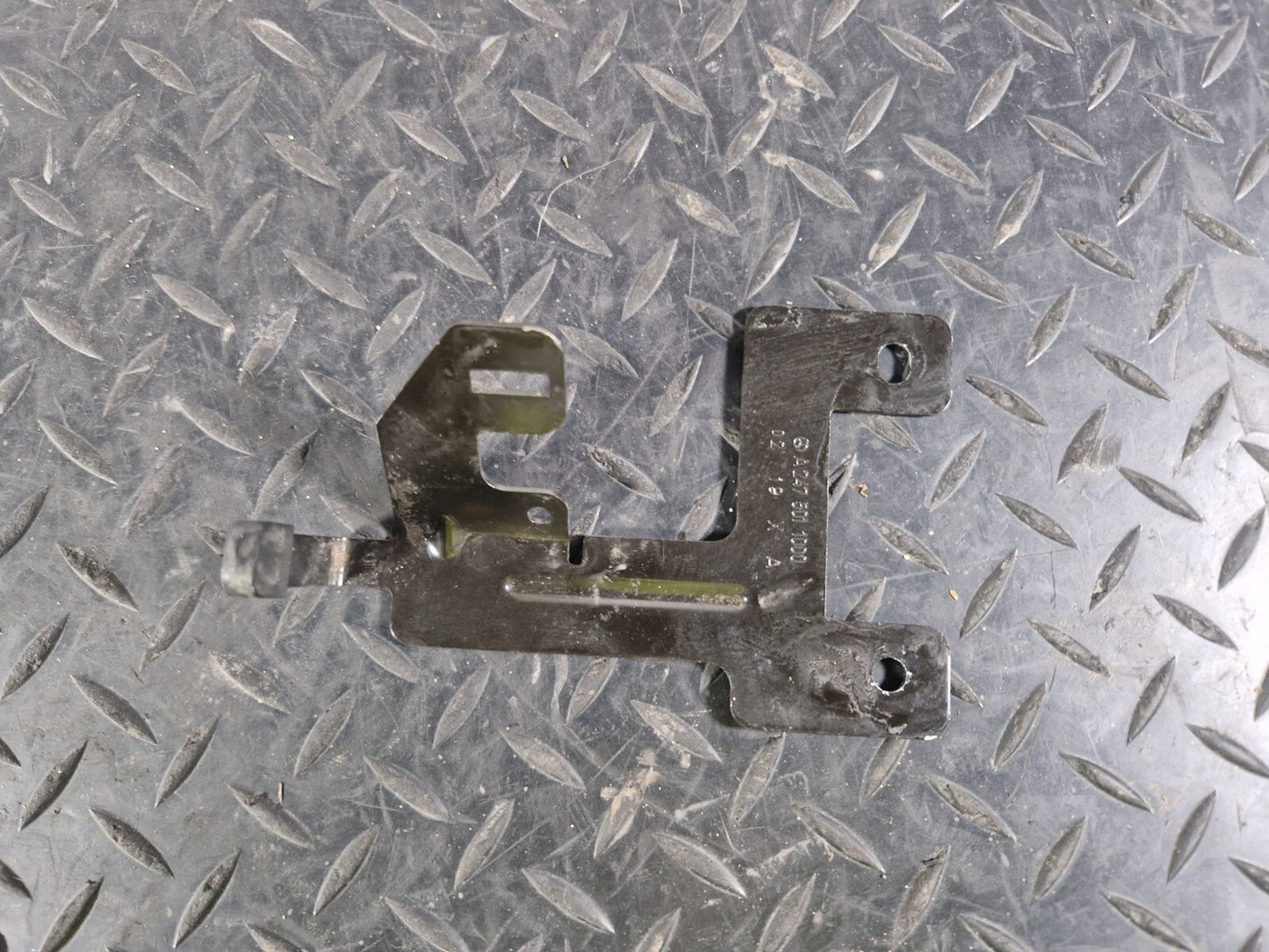 19-ON MERCEDES BENZ CLA C118 GENUINE EXTERIOR BRACKET A2475011000