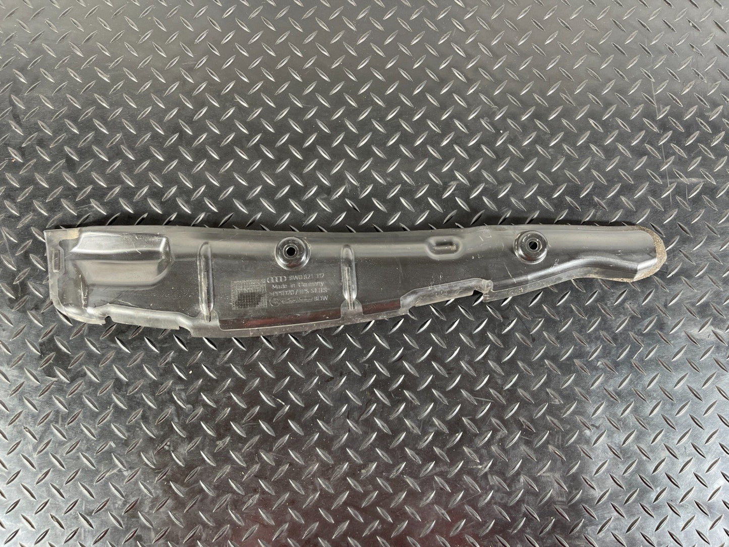 16-19 AUDI A4 B9 GENUINE FRONT RIGHT DRIVER SIDE WING FILLER INSULATOR 8W0821112
