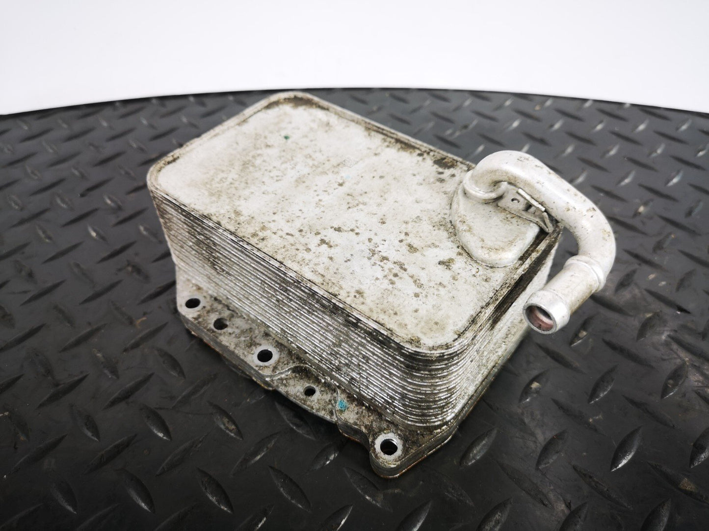 16-19 AUDI A4 B9 S-LINE GENUINE V6 3.0TDI CSW CSWB ENGINE OIL COOLER 059117015N