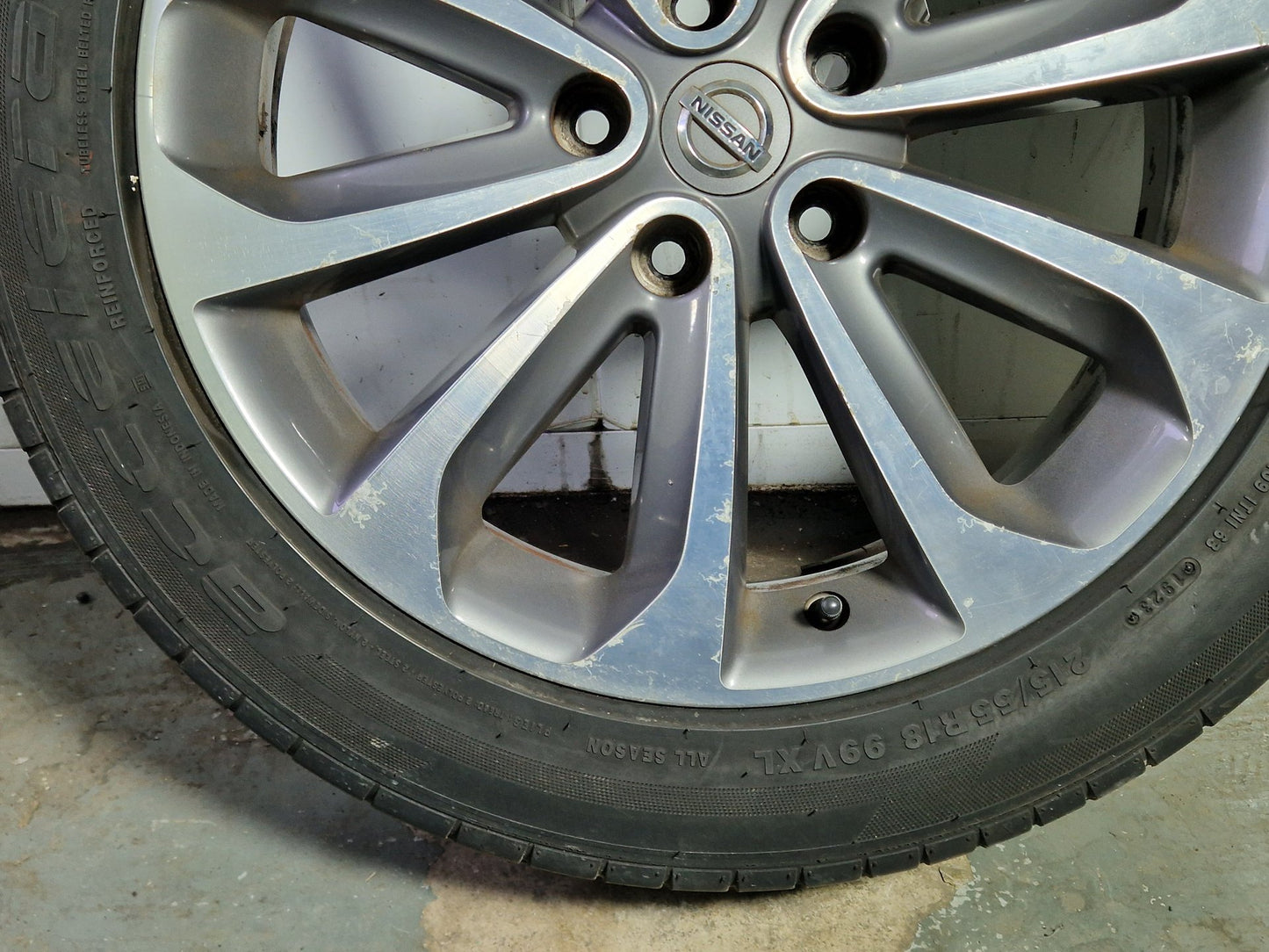 Nissan Qashqai+2 MK1 FL (J10) 18" Alloy Wheel with Tyre 215/55/18 ~3mm