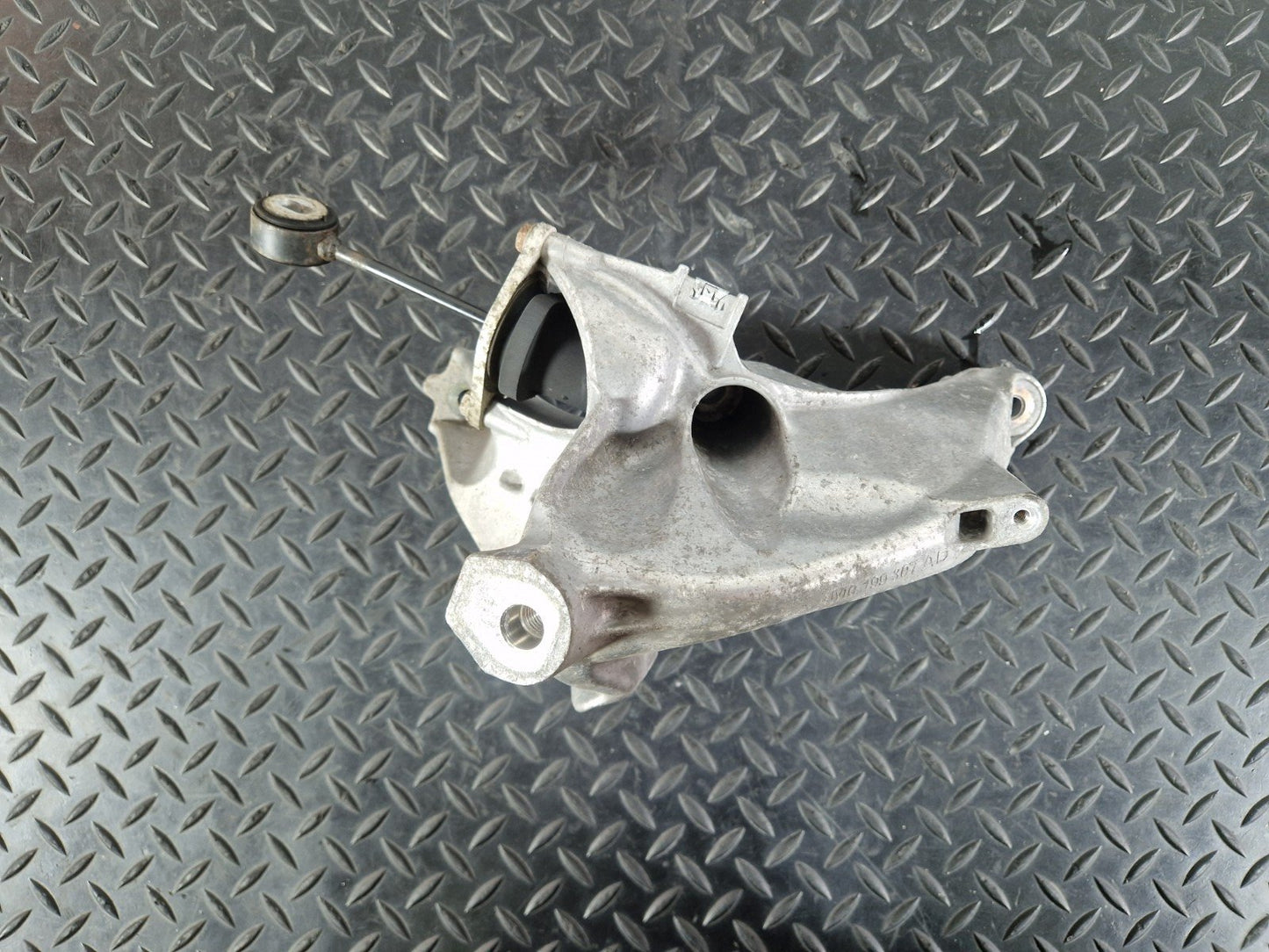 16-19 AUDI A4 B9 LEFT N/S ENGINE MOUNT BRACKET & BEARING 4M0199307AD 4M0199869