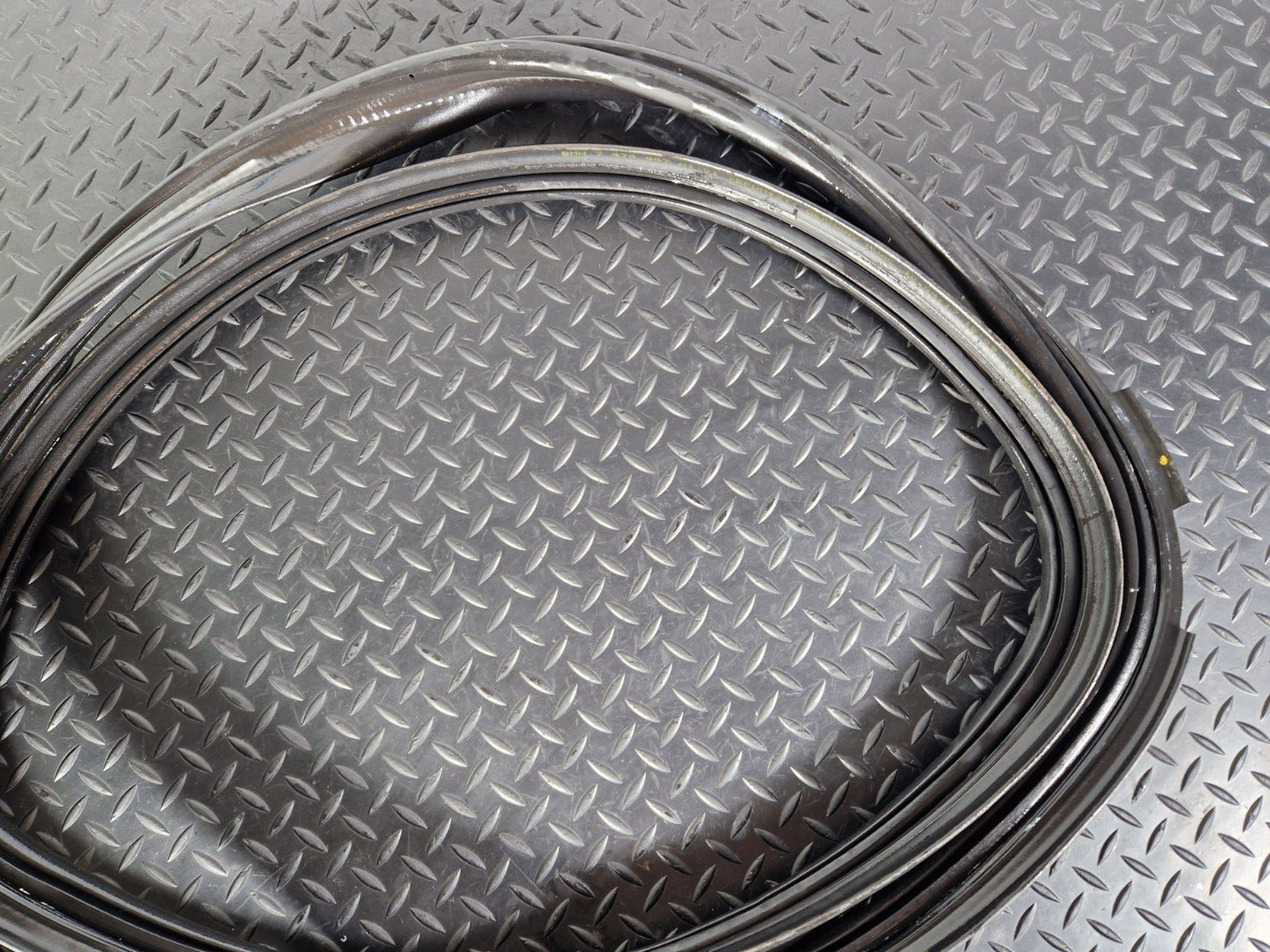 16-22 BMW X1 F48 GENUINE GASKET TAILGATE TRUNK BOOT LID RUBBER SEAL 7474447