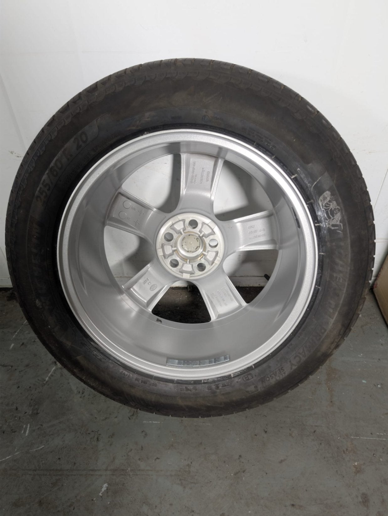 Land Rover Defender L663 OEM 20" Alloy Wheel with Tyre 7mm 255/60/20 L8B21007GB