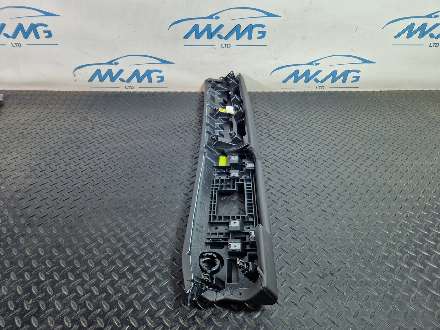 Land Rover Range Rover Evoque L551 SUV Centre Dash Panel Damaged R8D204268C