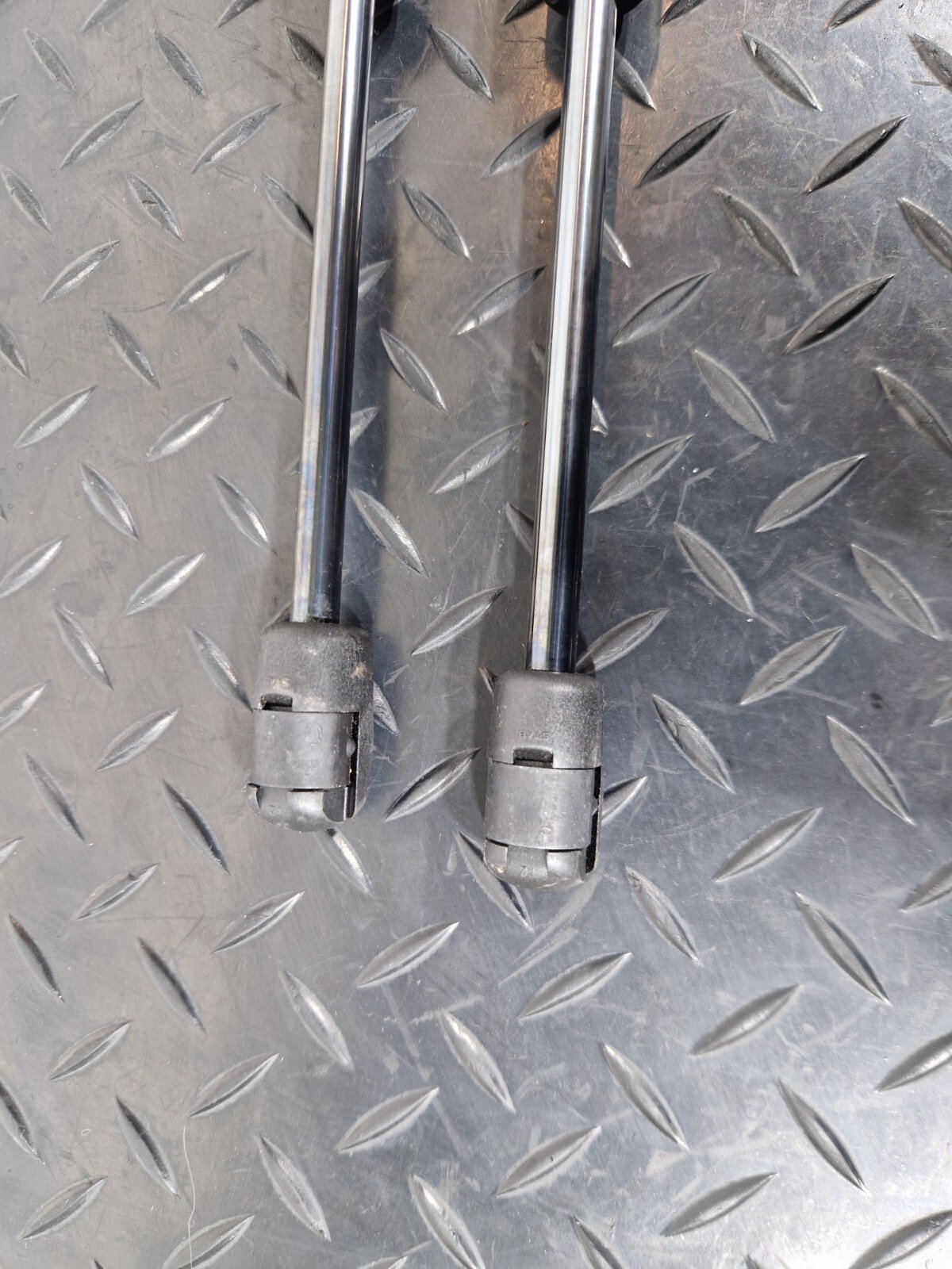 11-18 BMW 6 SERIES F06 RHD BONNET HOOD GAS STRUTS 51237309117