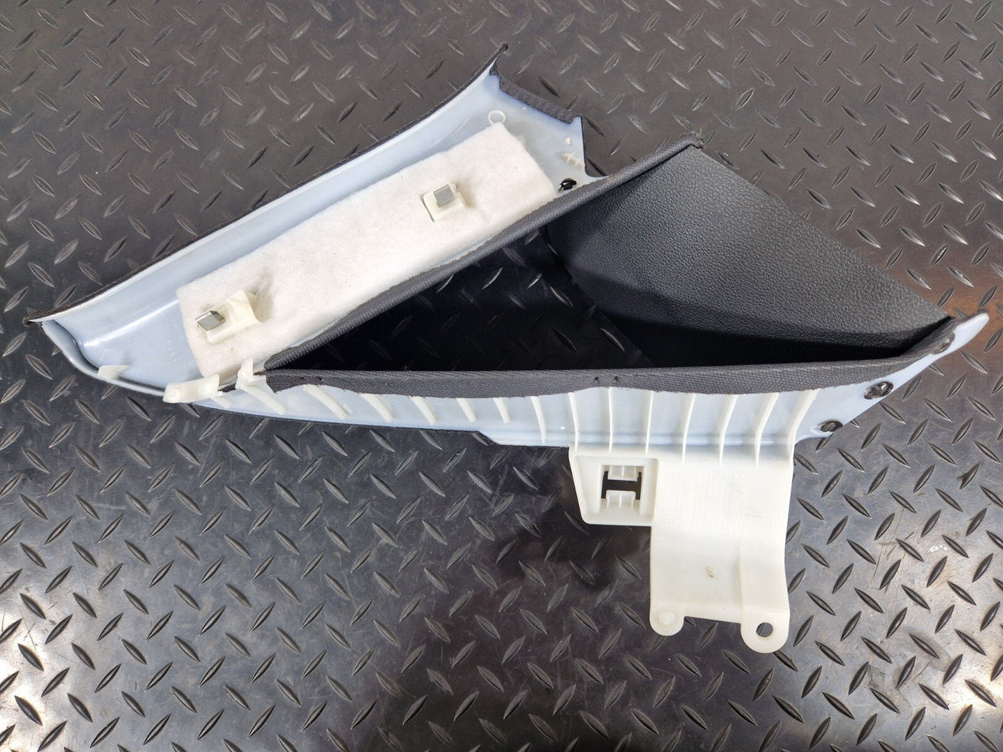 16-19 AUDI A4 B9 S-LINE GENUINE REAR RIGHT OSR C-PILLAR TRIM 8W5867288