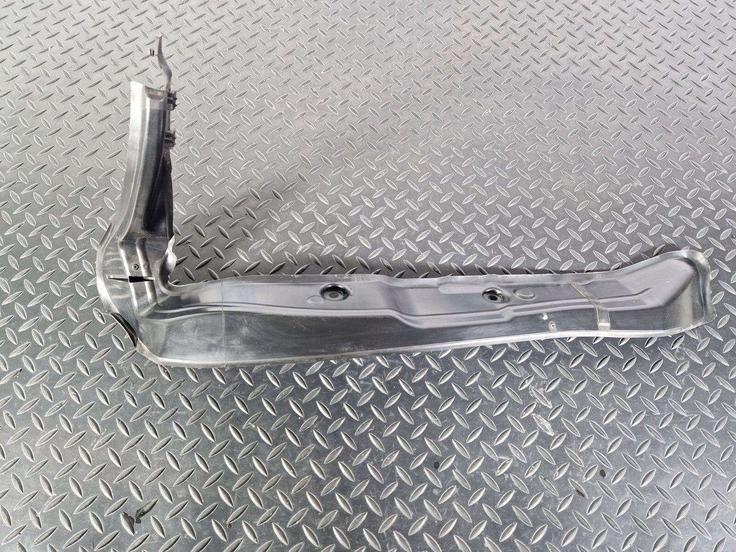 15-18 AUDI A7 4G FRONT RIGHT WING FENDER END SEAL PLATE 4G8821112A