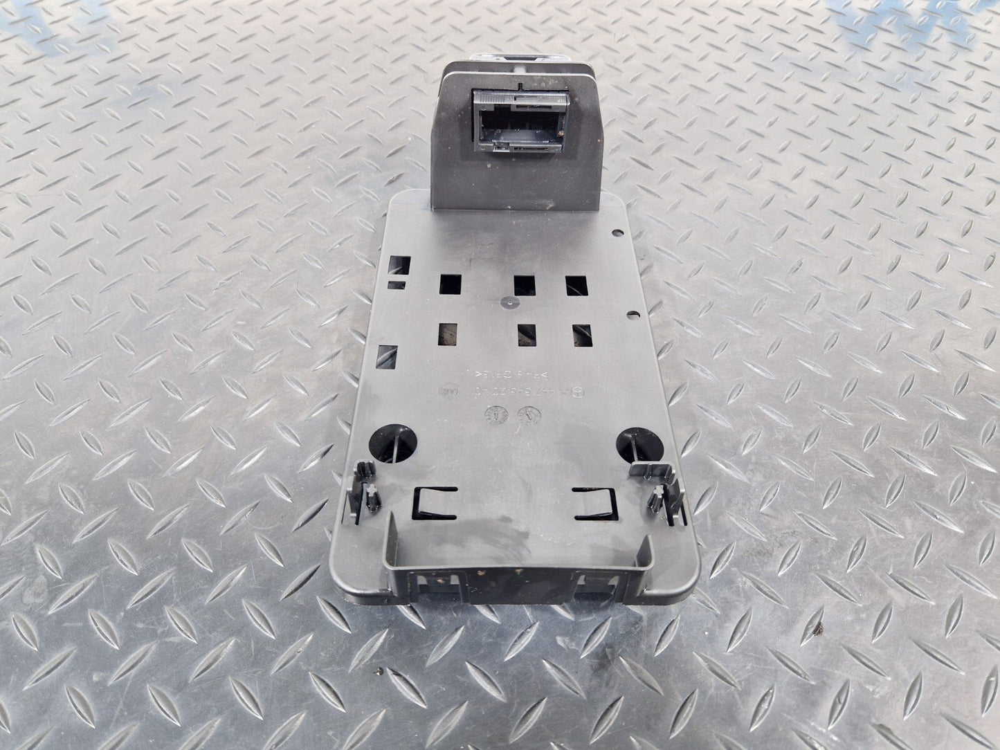14-23 MERCEDES BENZ VITO W447 GENUINE CAN BUS HUB HOLDER A4475452040