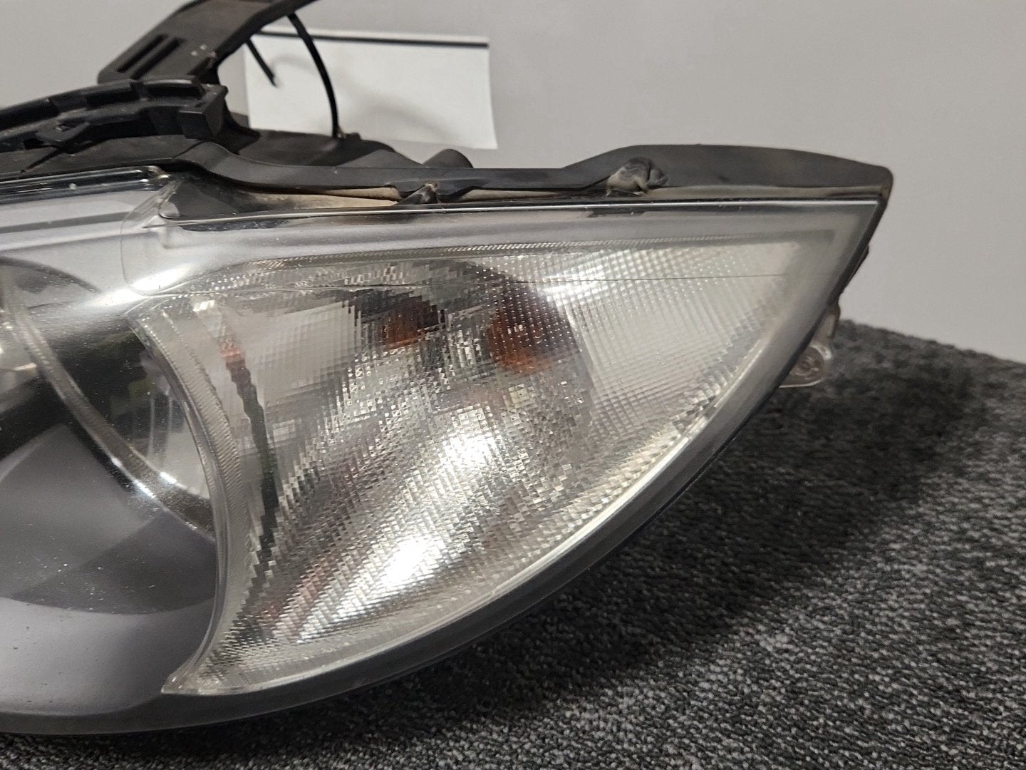 BMW 116d E87 Hatchback Genuine Front Right O/S Headlight 7193389-03 *Damaged*
