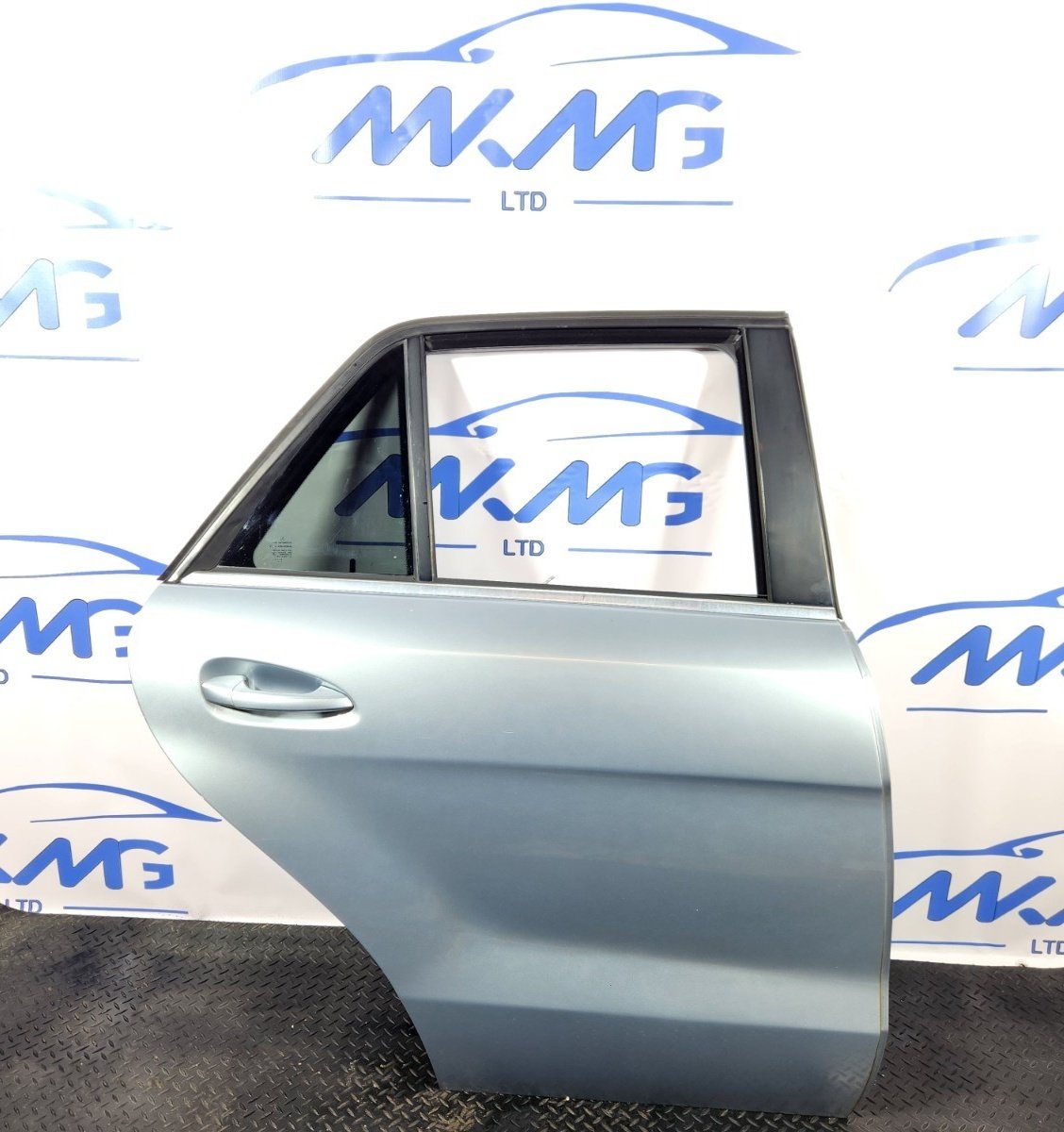11-19 MERCEDES BENZ ML W166 GENUINE REAR RIGHT O/S/R COMPLETE DOOR IN SILVER 988