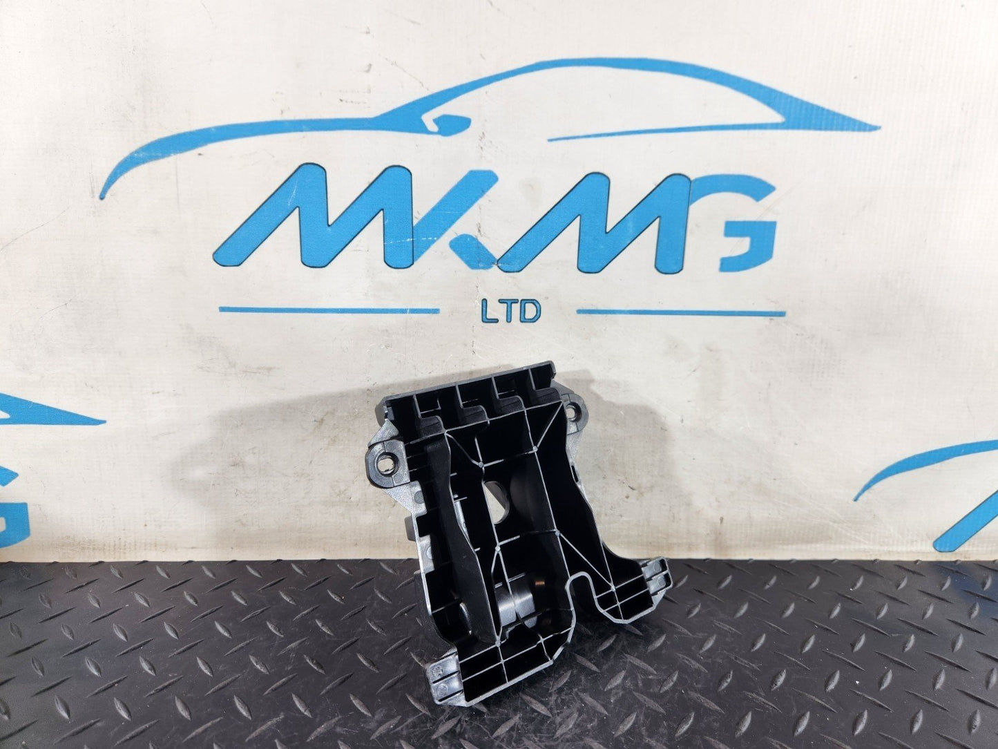 19-ON MERCEDES BENZ B CLASS W247 CENTRE CONSOLE BRACKET MOUNT A2476830400