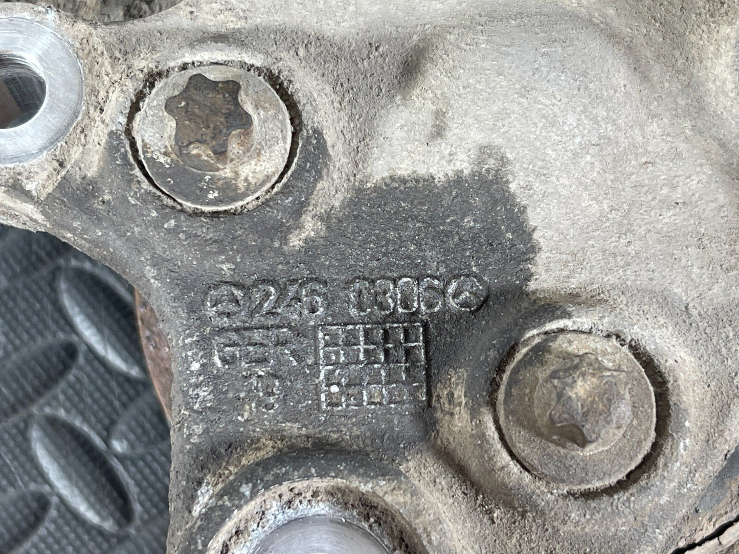 12-18 MERCEDES A B CLA W176 W246 C117 REAR LEFT PASSENGER SIDE WHEEL HUB 2460306
