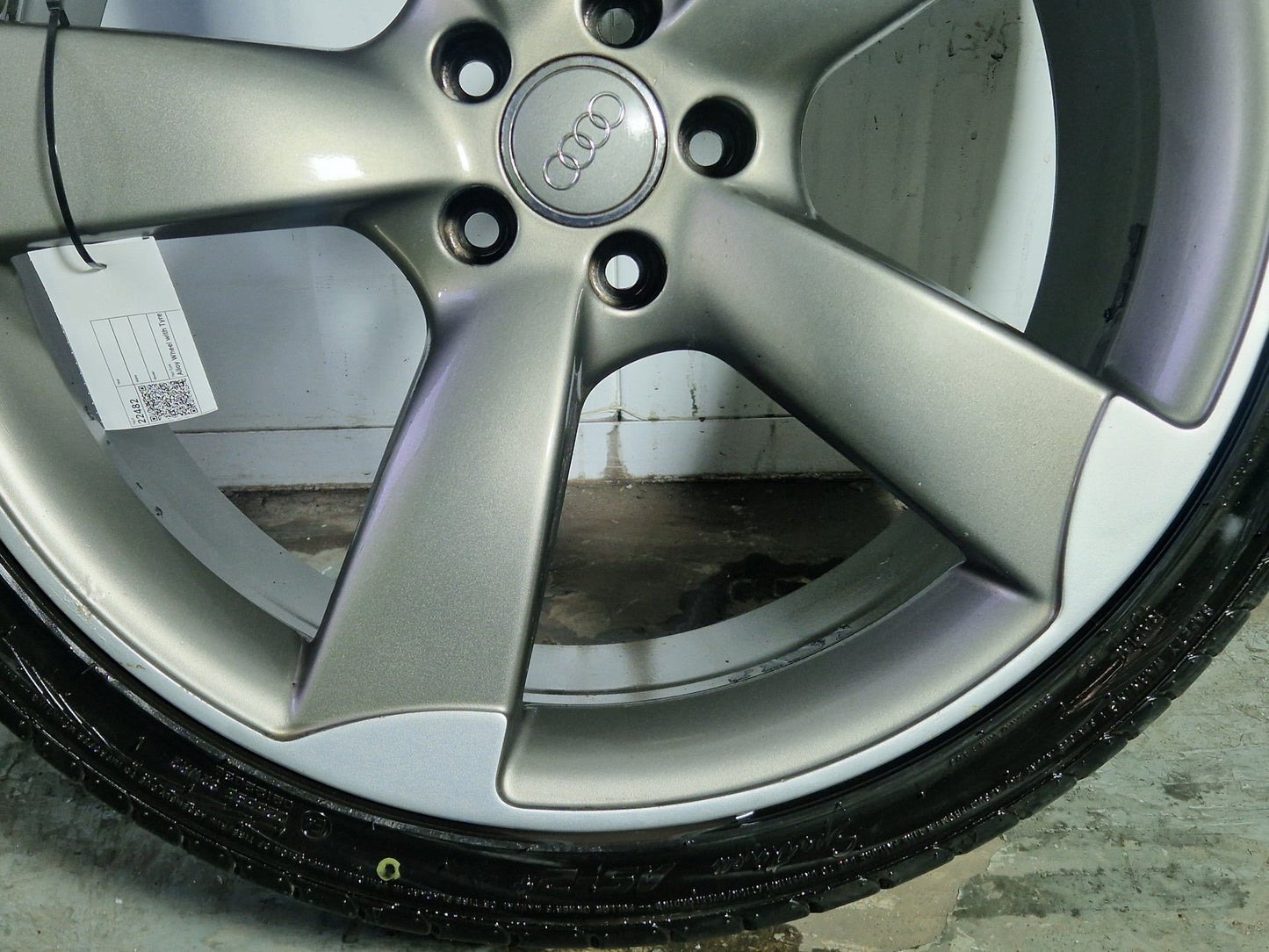 Audi A7 21" Alloy Wheel with Tyre 285/30/21 6mm 4H0601025AT