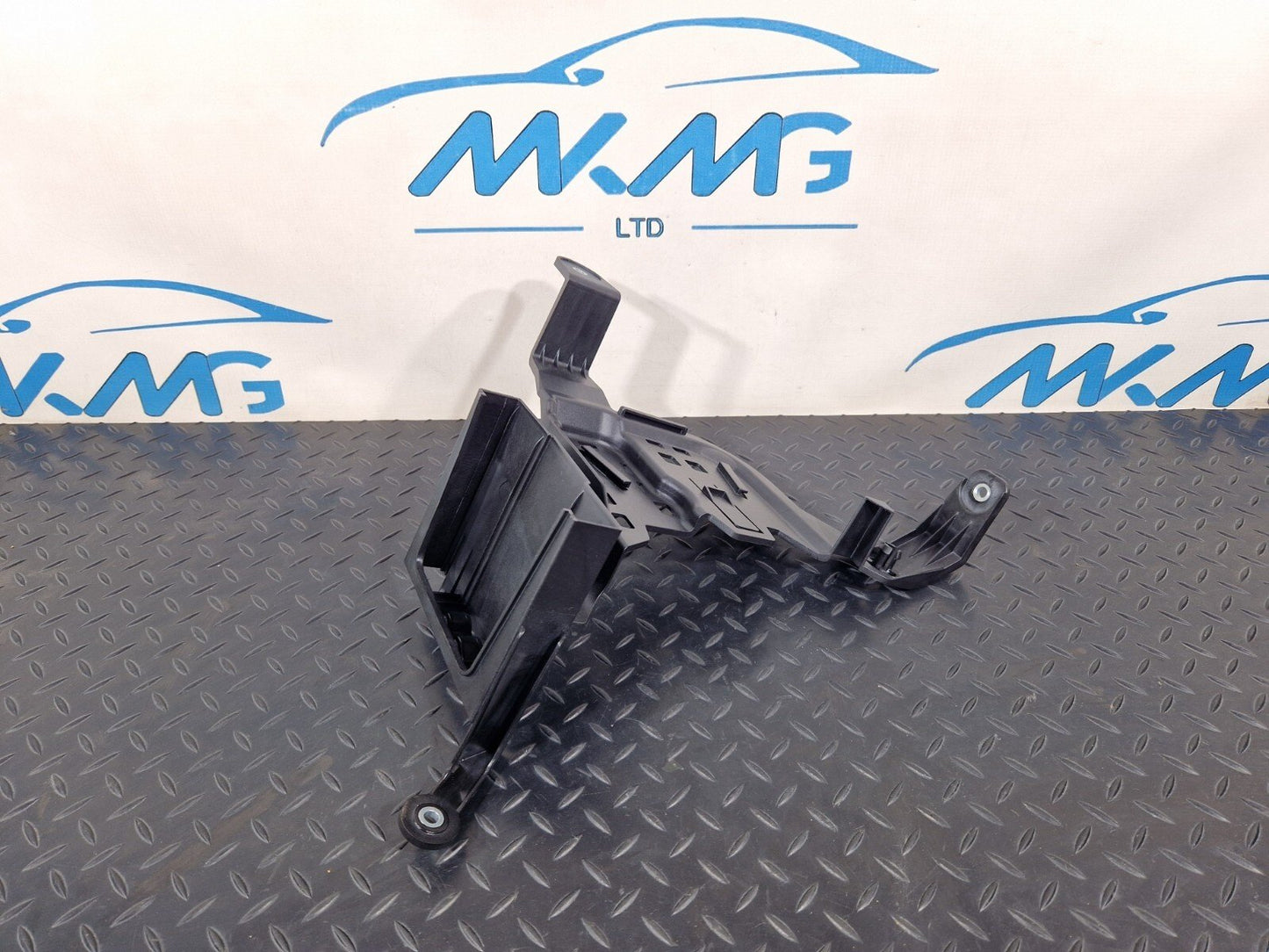 14-21 MERCEDES BENZ C200d W205 FUSE BOX HOLDER BRACKET A2055452940