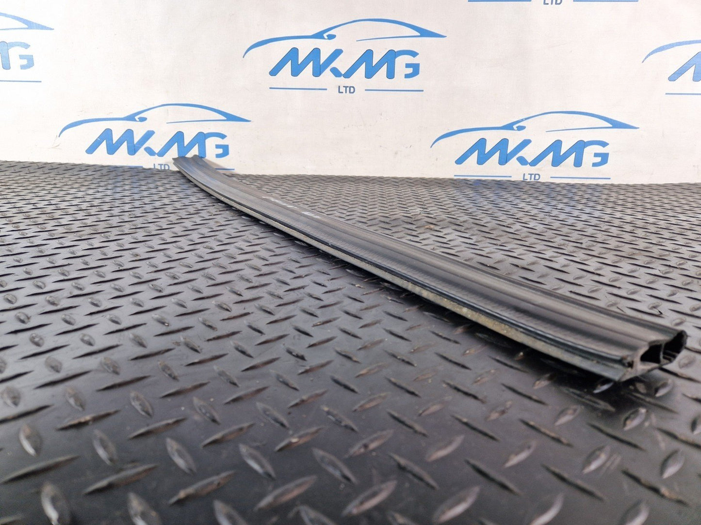 19-ON MERCEDES BENZ B CLASS W247 GENUINE ENGINE RUBBER SEALING