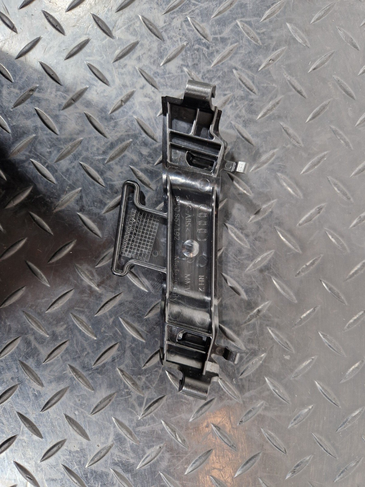 16-19 AUDI A4 B9 FRONT RIGHT B PILLAR SEAT BELT GUIDE GUIDE BRACKET 8W0867192