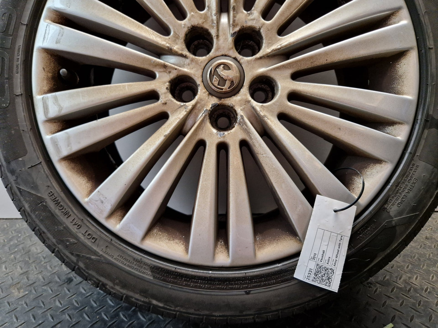 Vauxhall Astra MK6 (J) (A3400) 17" Alloy Wheel with Tyre 215/50/17 ~6mm