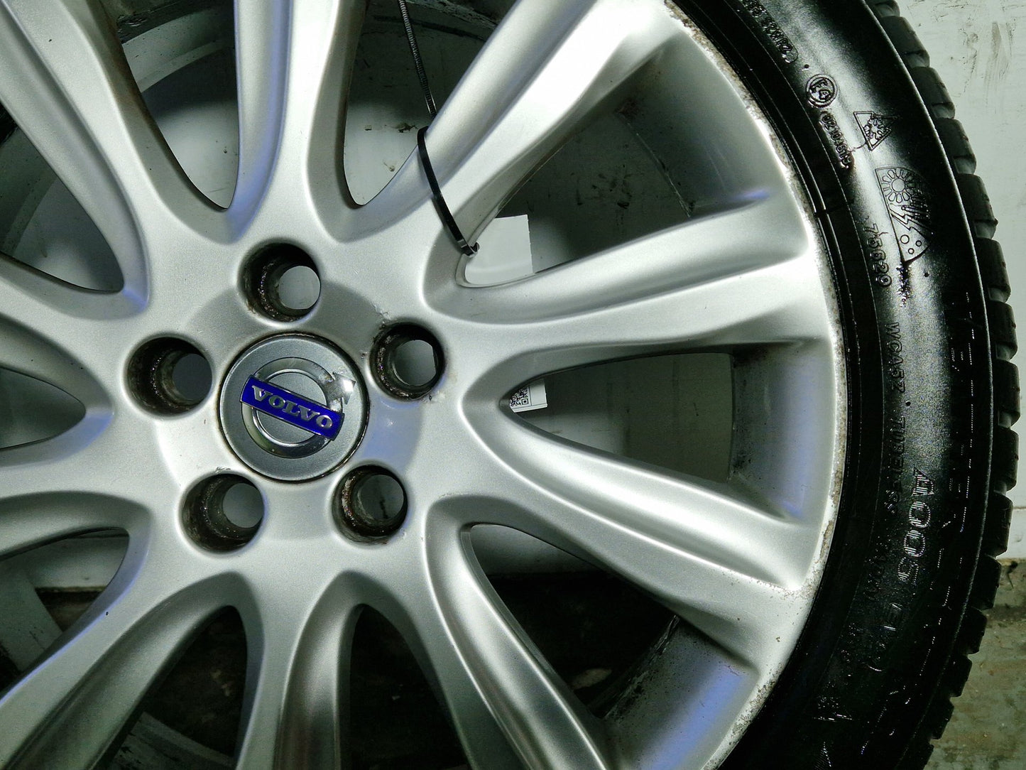Volvo V40 MK3 (525) 17" Alloy Wheel with Tyre 205/50/17 ~3mm 31381857