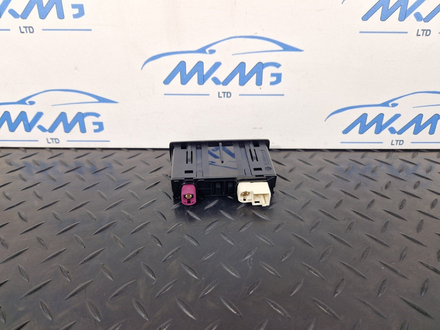 19-ON MERCEDES B CLASS W247 CENTRE CONSOLE USB CONNECTION PORT A2478203902