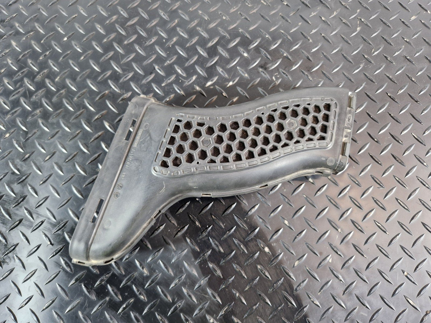 16-19 MERCEDES BENZ GLE W166 AIR INTAKE DUCT GUIDE 2016 A2760902011