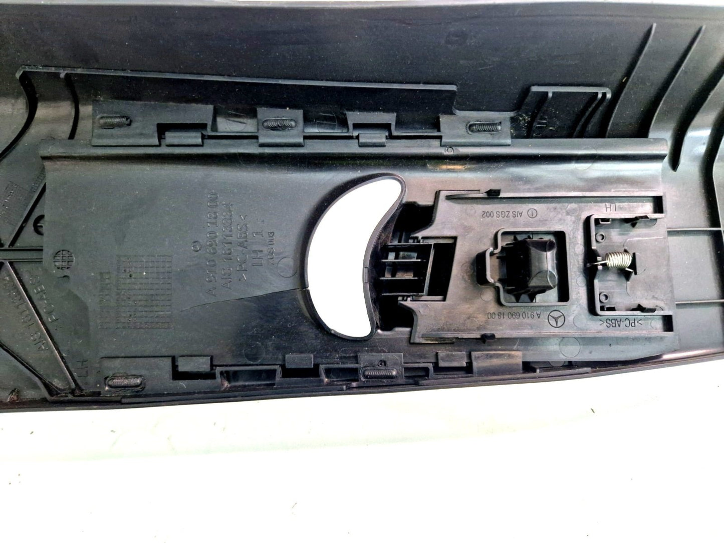 18-ON MERCEDES SPRINTER W907 LEFT B PILLAR TRIM MOULDING DAMAGED A9106901800
