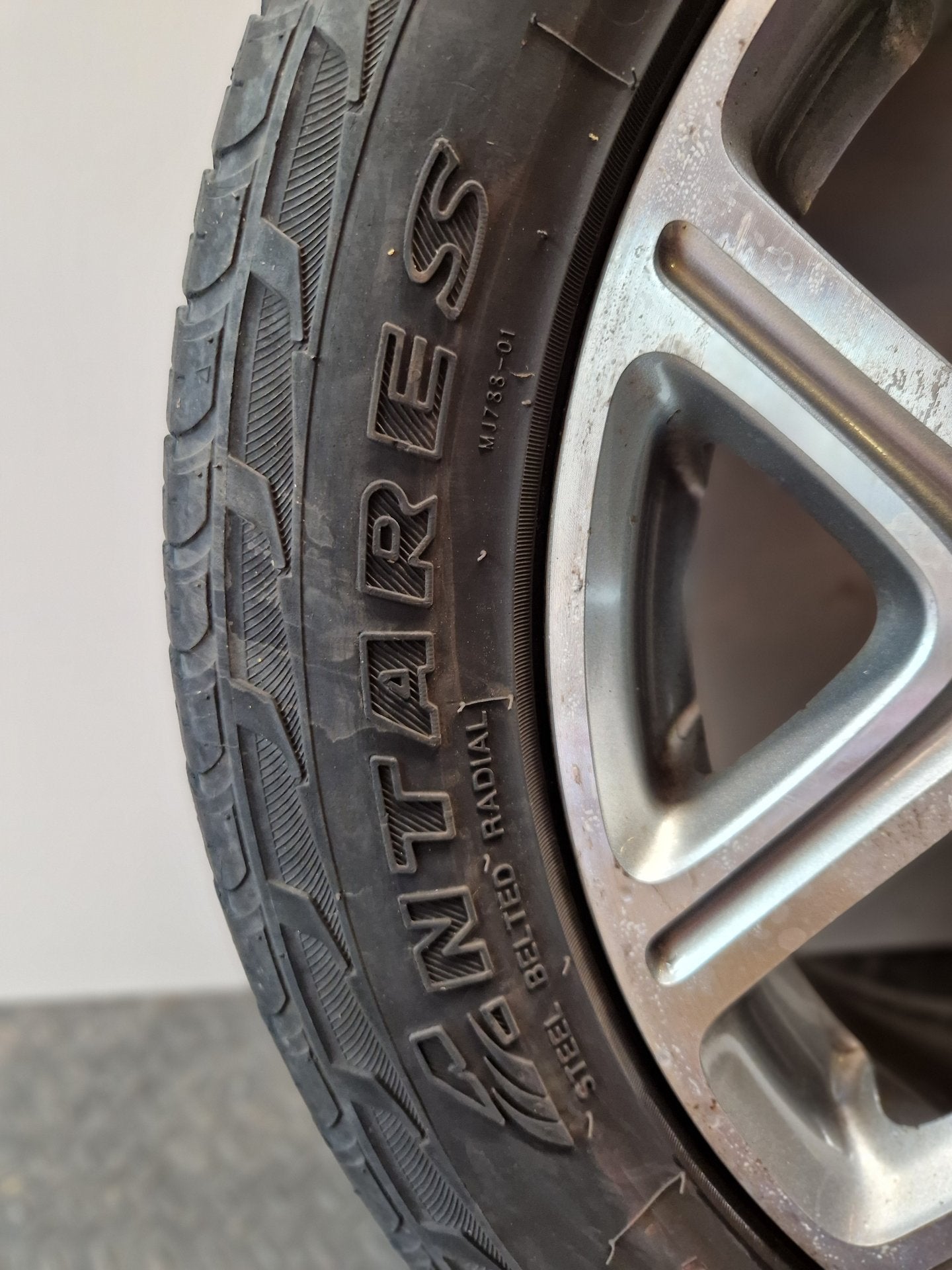 Mitsubishi Outlander MK3 (RE1) (GG2W) 18" Alloy Wheel with Tyre 225/55/18 ~5mm