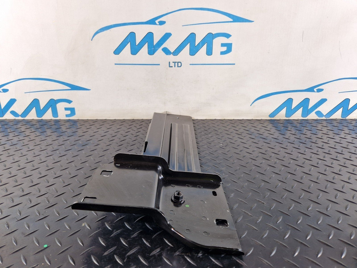 16-19 MERCEDES BENZ GLE W166 REAR LEFT FLOOR MOUNTING BRACKET A1666803931