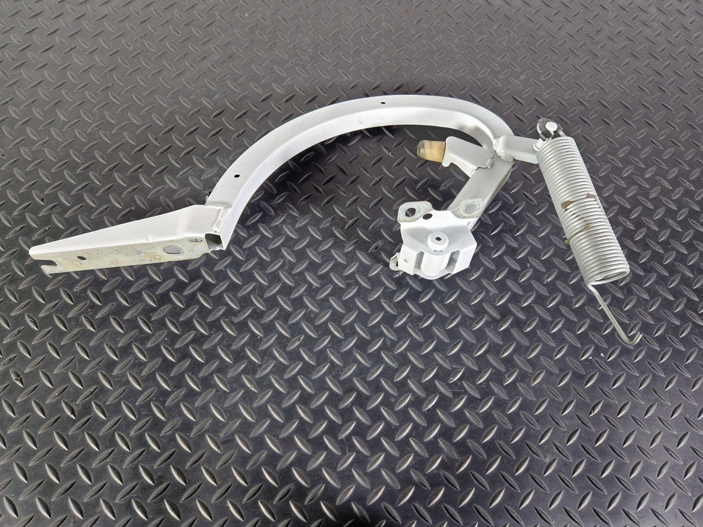 16-19 AUDI A4 B9 S-LINE OEM REAR LEFT N/S BOOT HINGE 8W5827305A 8W5827729
