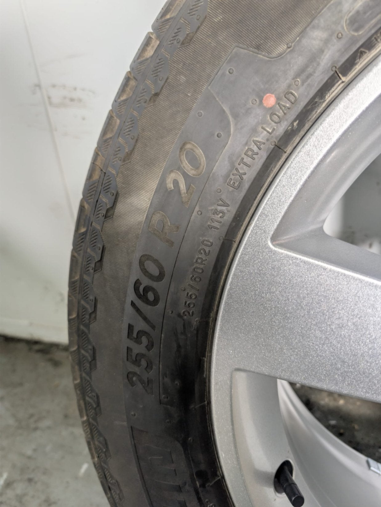 Land Rover Defender L663 OEM 20" Alloy Wheel with Tyre 7mm 255/60/20 L8B21007GB