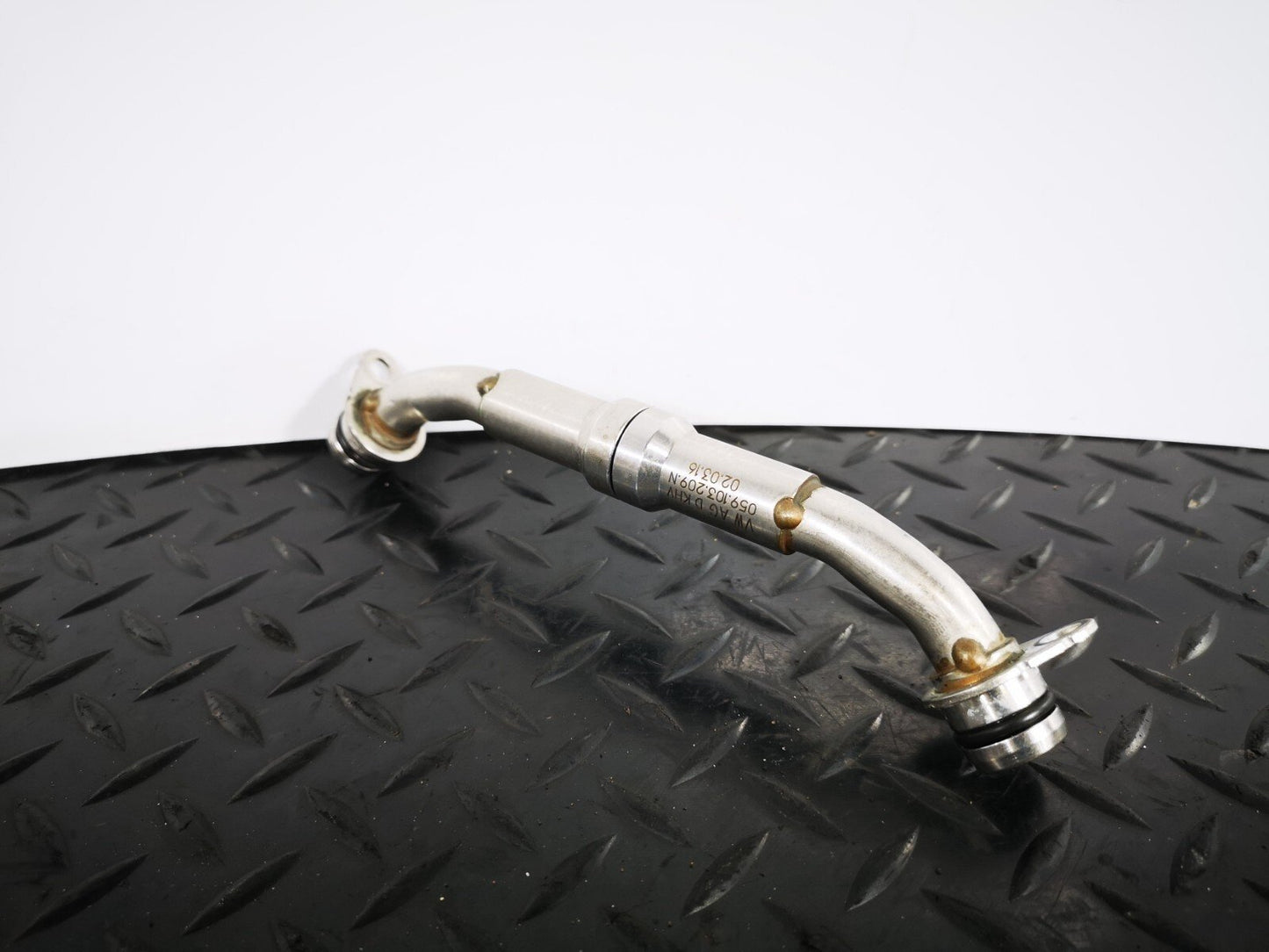 16-19 AUDI A4 B9 S-LINE GENUINE V6 3.0TDI CSW MENGINE BREATHER PIPE 059103209N