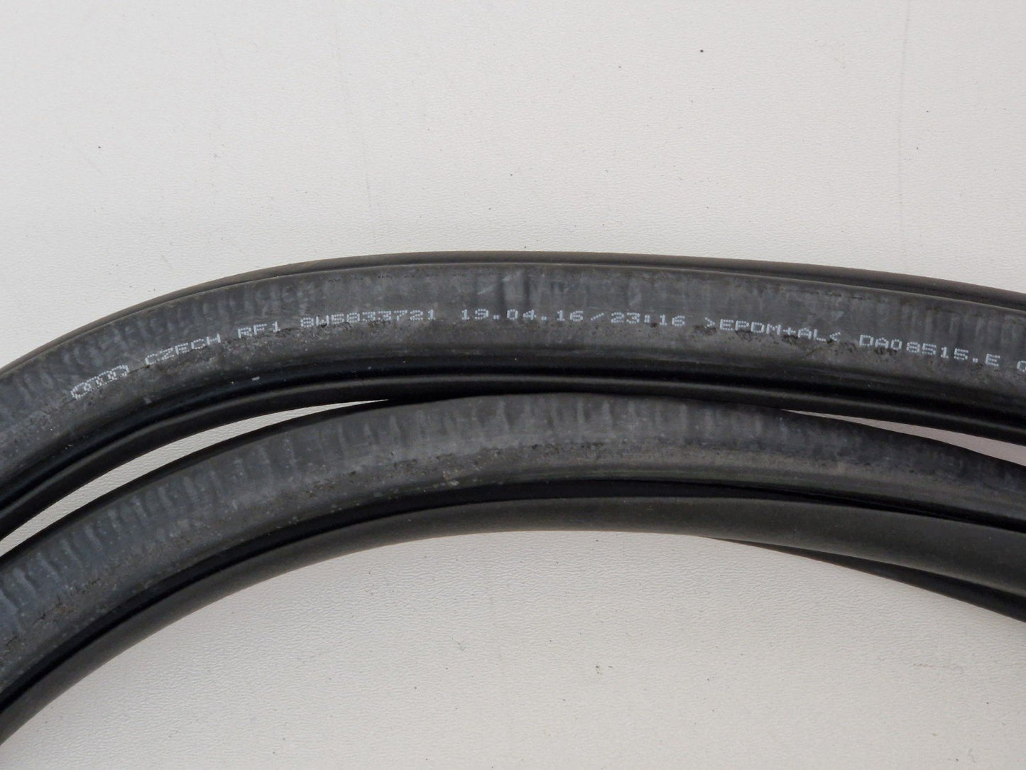 16-19 AUDI A4 B9 GENUINE N/S/R REAR LEFT SIDE DOOR RUBBER SEAL 8W5833721