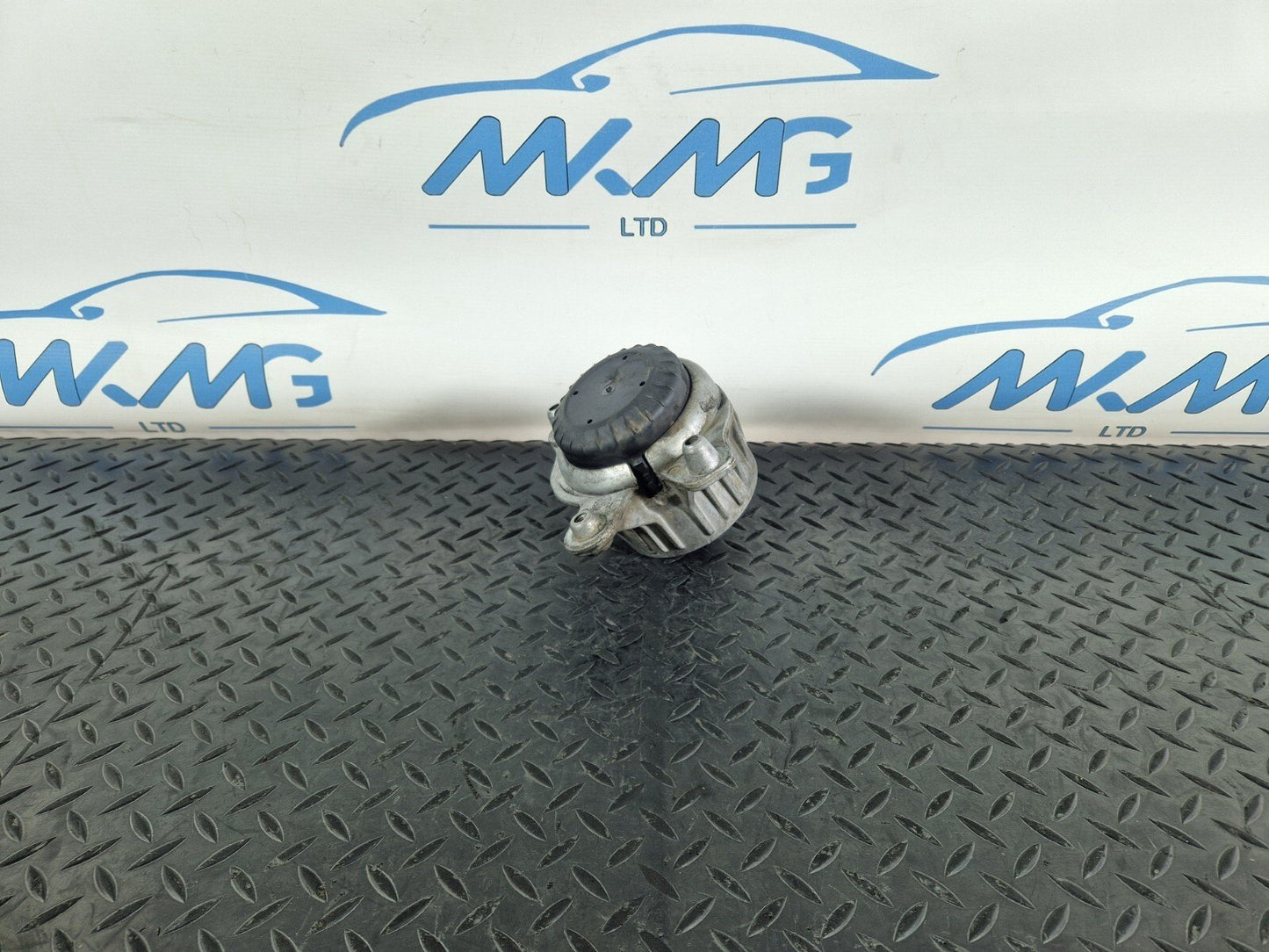 14-21 MERCEDES BENZ C300h W205 GENUINE LEFT PASSENGER ENGINE MOUNT A2052406817