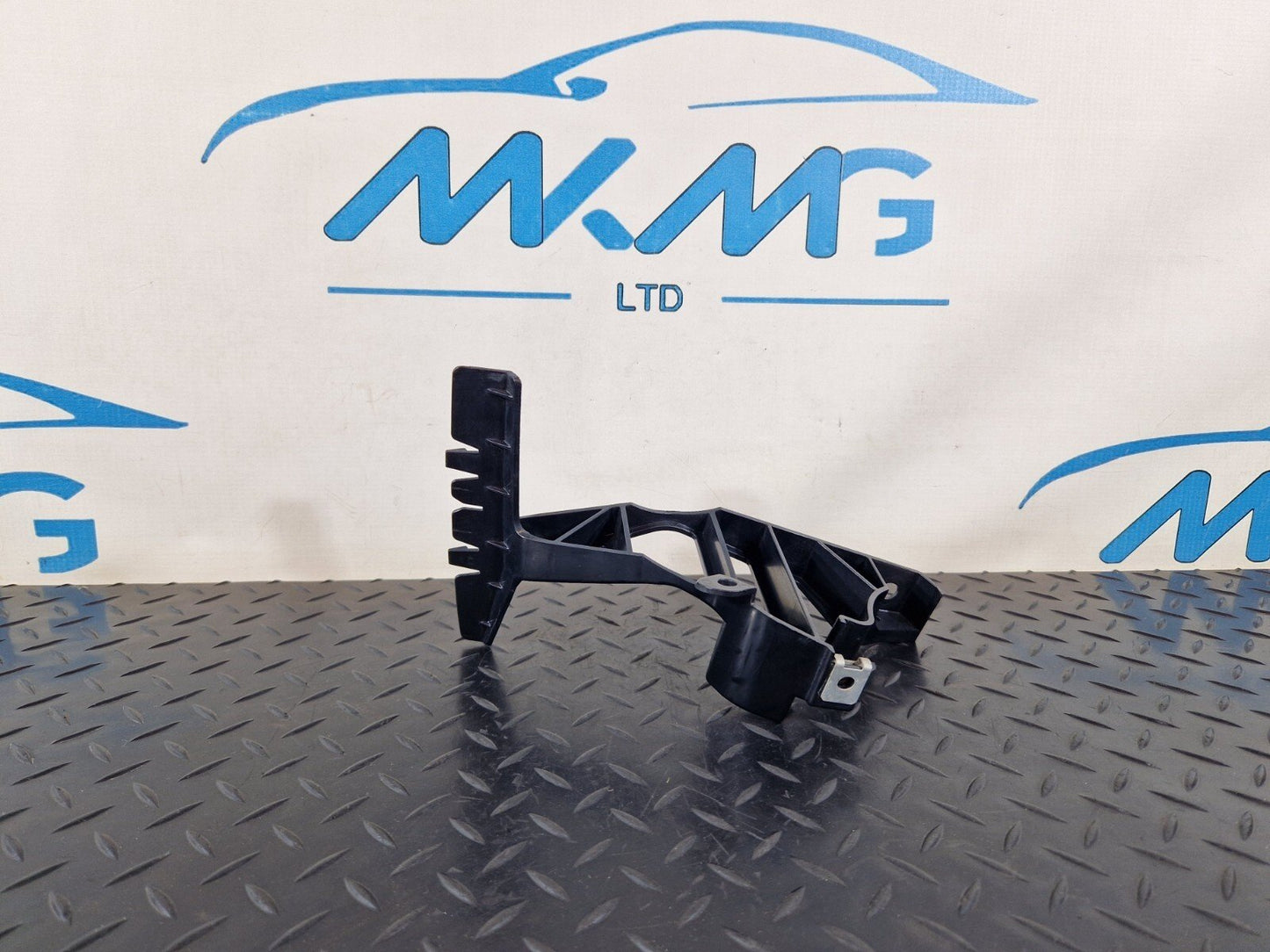 14-19 MERCEDES BENZ GLA X156 REAR LEFT BUMPER HOLDER BRACKET A1568853300