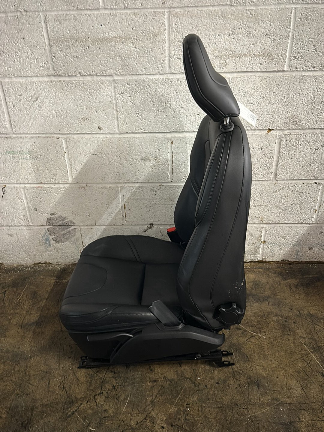 Volvo V40 MK3 (525) Hatchback Genuine Front Left N/S Passenger Seat