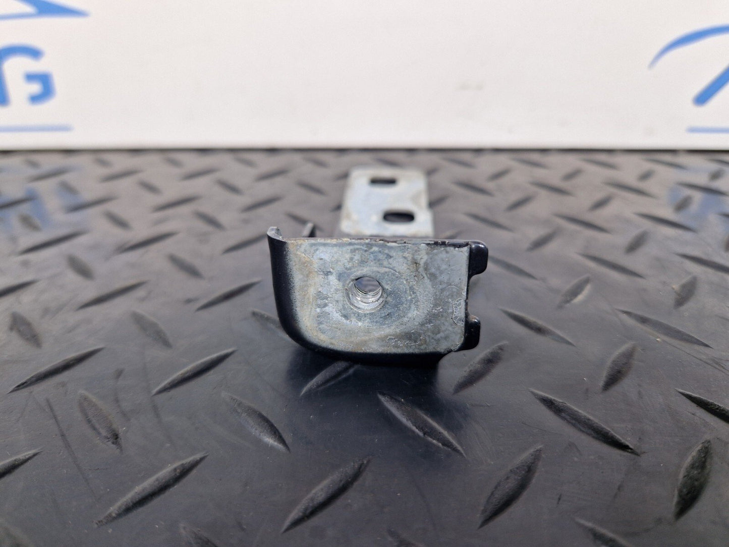 16-19 AUDI A4 B9 GENUINE FRONT RIGHT DRIVER SIDE WING BRACKET 8W0821434B