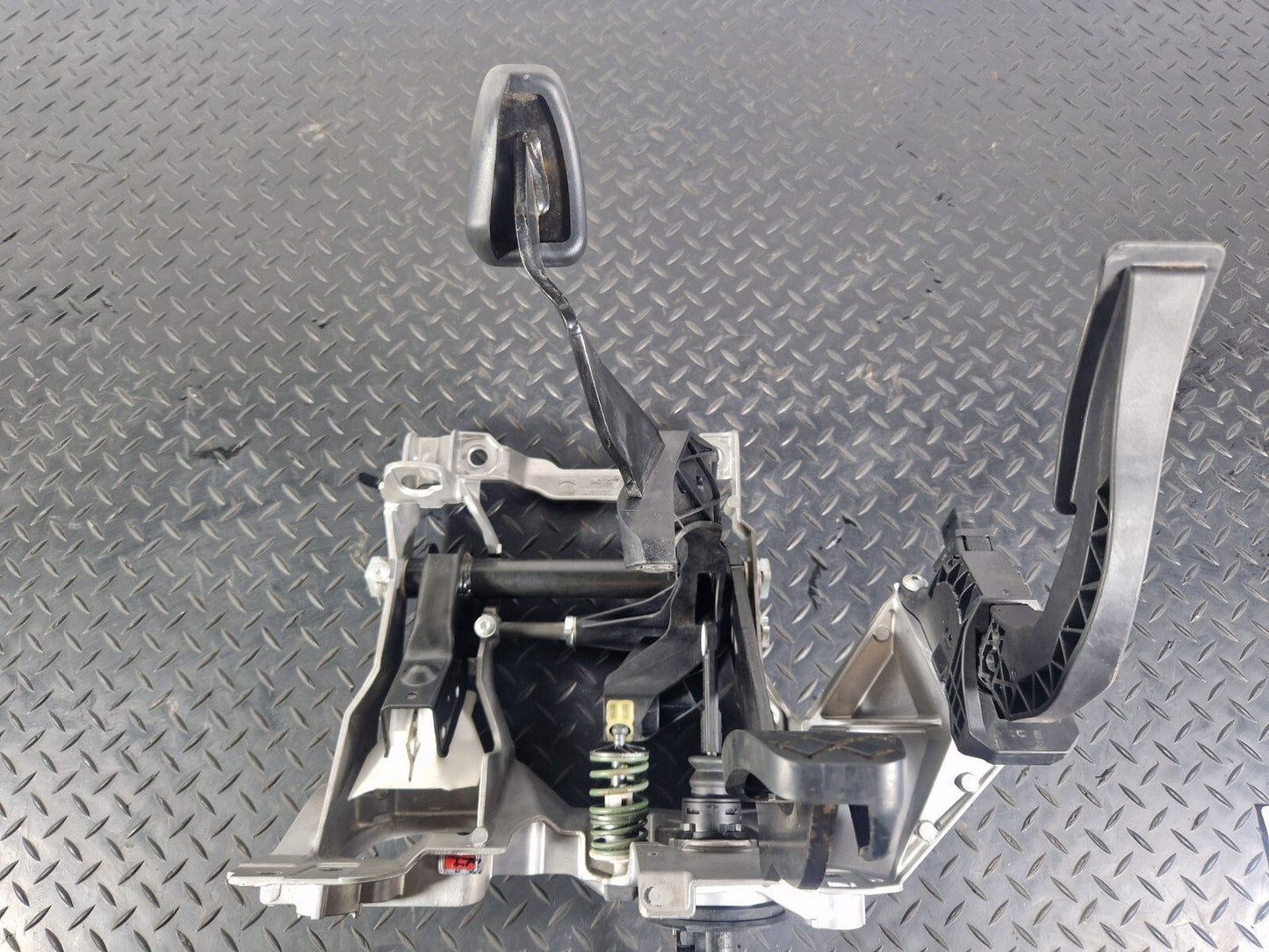 16-19 AUDI A4 B9 2.0TDI MANUAL COMPLETE CLUTCH/BRAKE/ACCELERATOR PEDALS