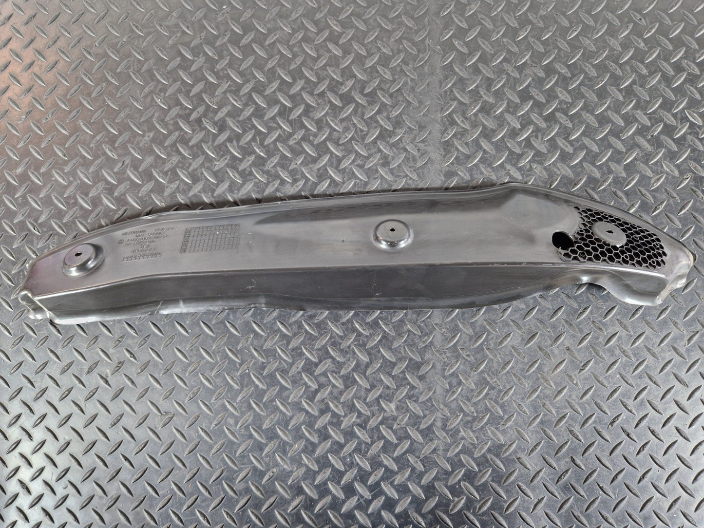 11-19 MERCEDES BENZ ML W166 FRONT RIGHT O/S WING FENDER COVER SEAL A1668890025