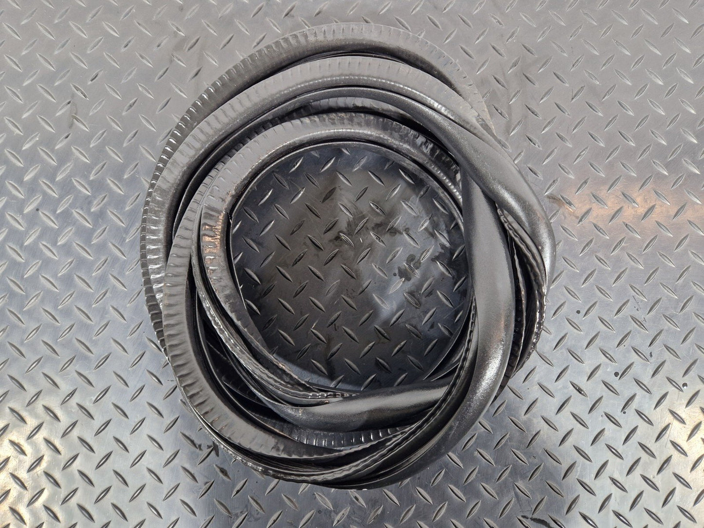19-ON MERCEDES CLA C118 FRONT LEFT DOOR RUBBER SEAL A1186920500
