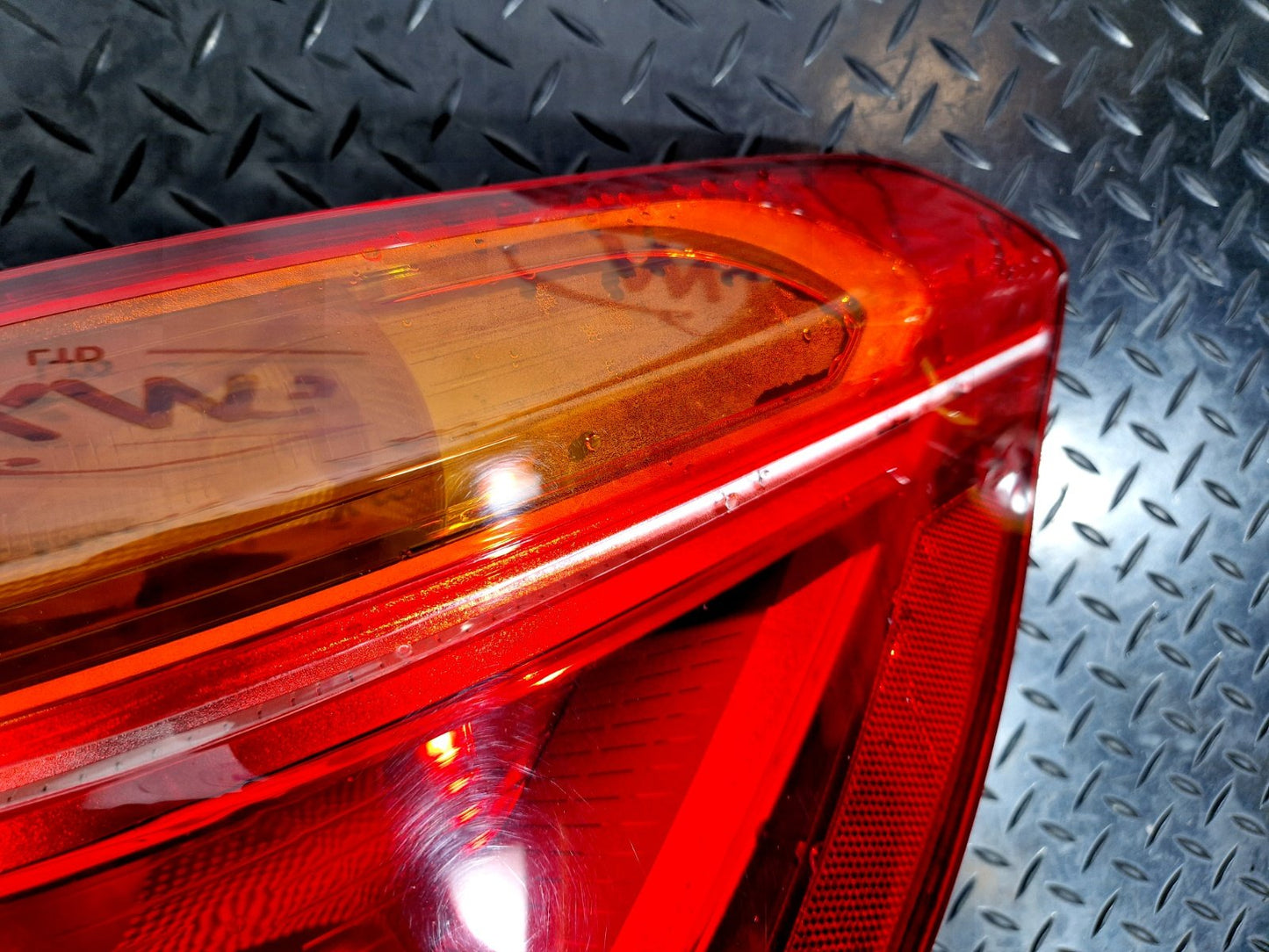 16-22 BMW X1 F48 REAR RIGHT O/S/R GENUINE OUTER TAIL LIGHT 7488542 (DAMAGED)