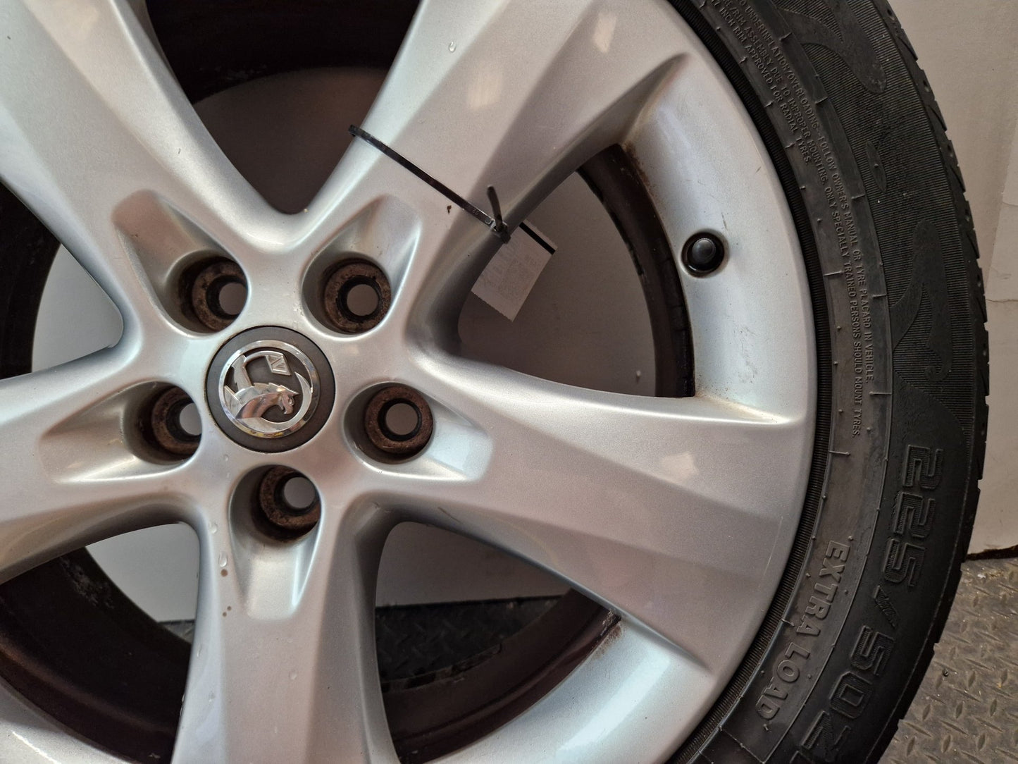 Vauxhall Astra MK6 (J) (A3400) 17" Alloy Wheel with Tyre 225/50/17 ~5mm