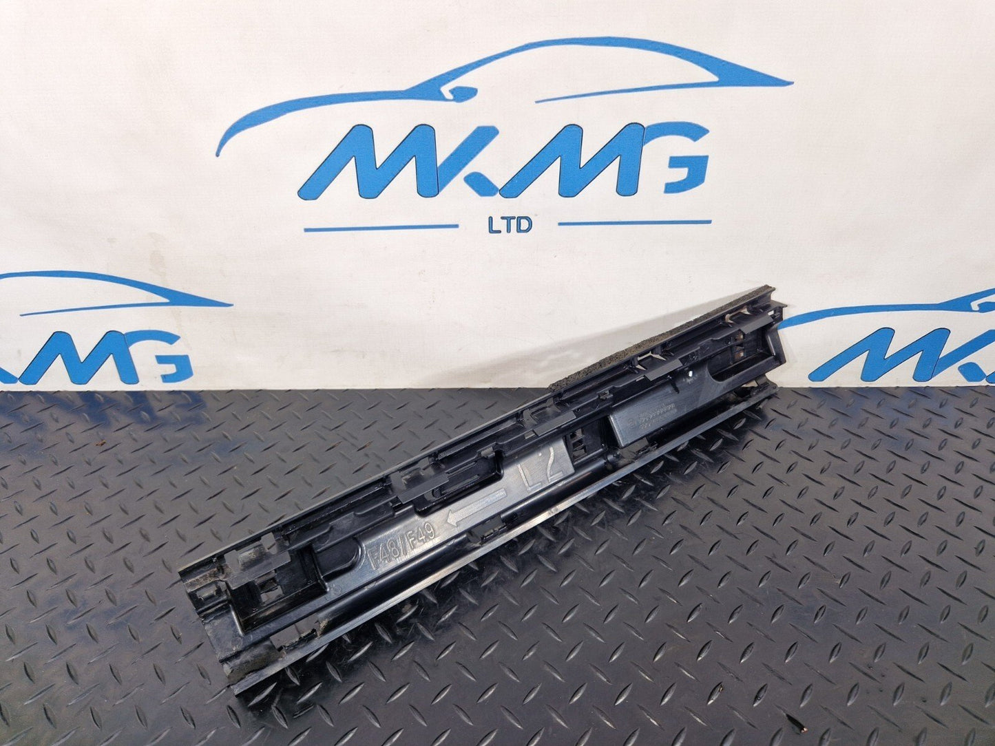 16-22 BMW X1 F48 Left Side Center Side Skirt Bracket Holder 7332331